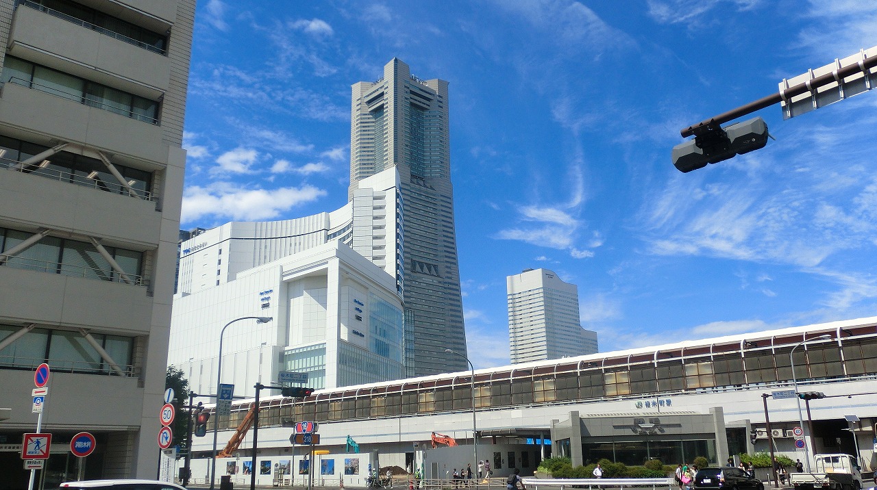 ランドマークタワーと桜木町駅